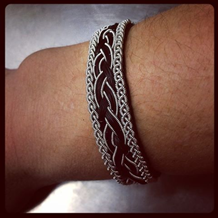 Photo: Mycket nöjd med armbandet av Bigs tagel.....blandat med silvertråd ❤️